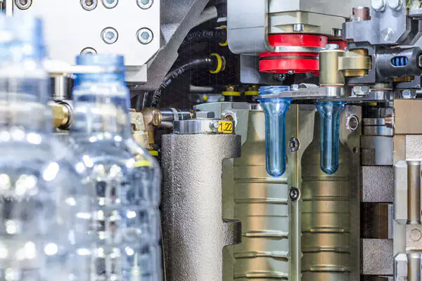0-1.Blow-molding-in-the-PET-bottle-blowing-industry